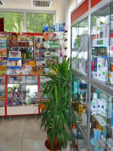 Интериорът на аптеката – рафтове с лекарства и козметика
