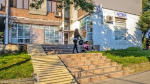 Аптека Найденови – сградата и входът, жк „Тракия“, Пловдив